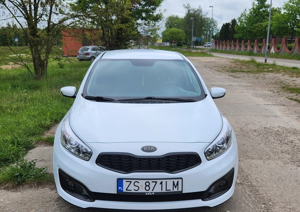 Kia Ceed cena 42000 przebieg: 147200, rok produkcji 2015 z Kostrzyn małe 254